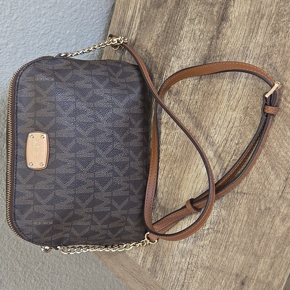 Michael Kors Handbags - MICHAEL KORS CROSSBODY PURSE